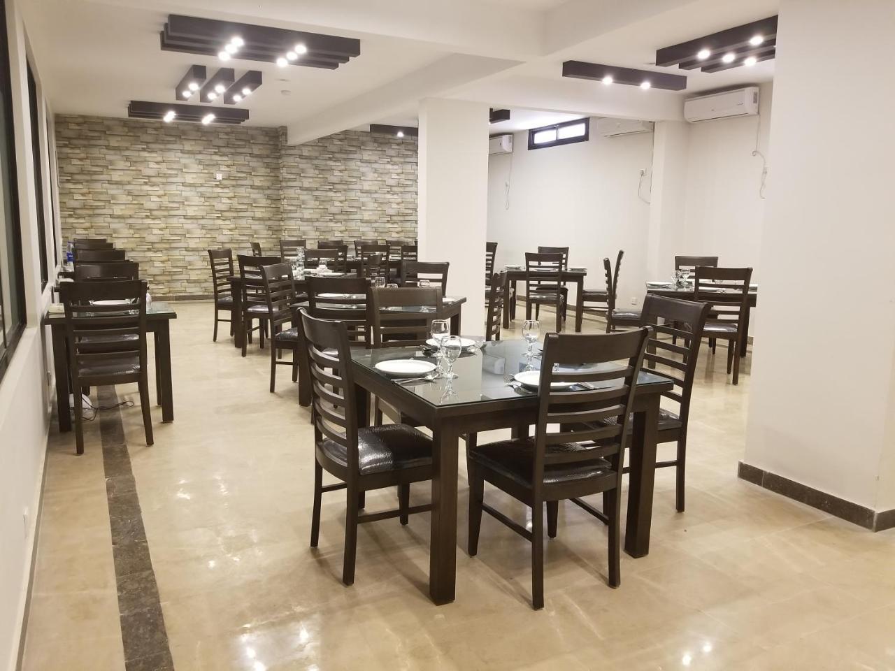 Zifan Hotel&Suites Karatschi Exterior foto